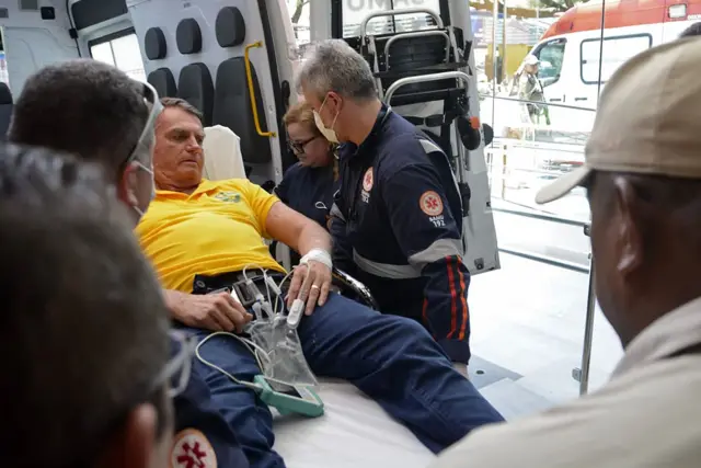 Bolsonaro passa por cirurgia para desobstruir intestino e reconstruir parede abdominal, diz hospital
